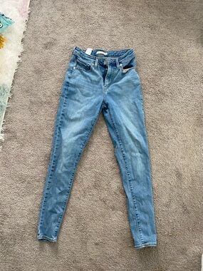 Levi's High-Rise Straight Women's Jeans in Medium Blue